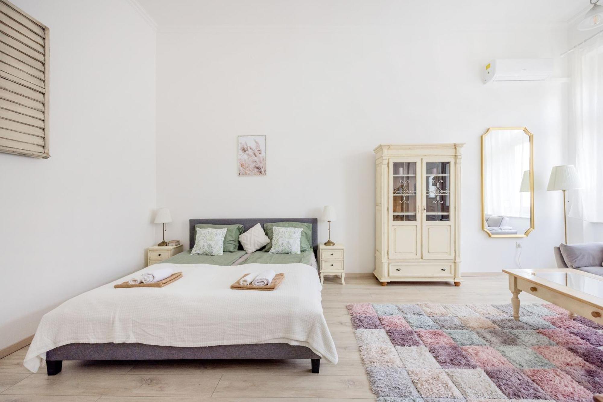 דירות בודפשט A Touch Of Provence And Pastels In The Centre מראה חיצוני תמונה